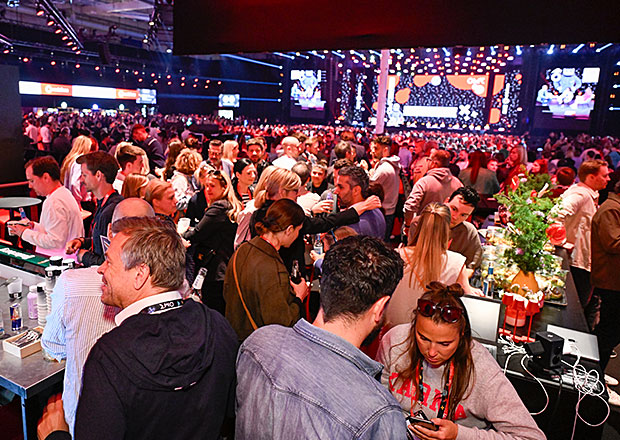 OMR25 VIP-Lounge mit Blick auf Red-Stage